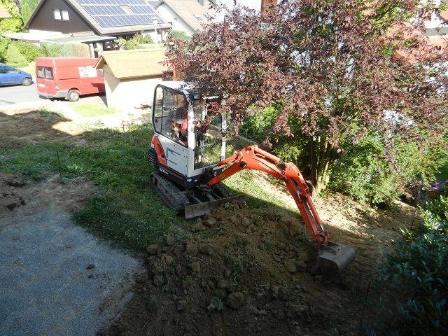 Ausbaggern der Gartenfläche vorderer Bereich.