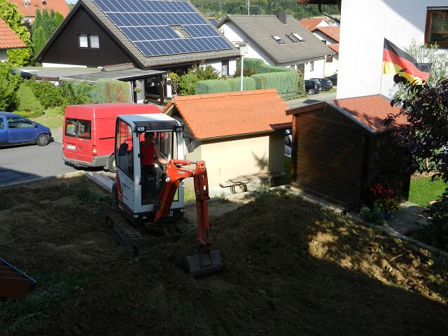 Ausbaggern der Gartenfläche hinterer Bereich.