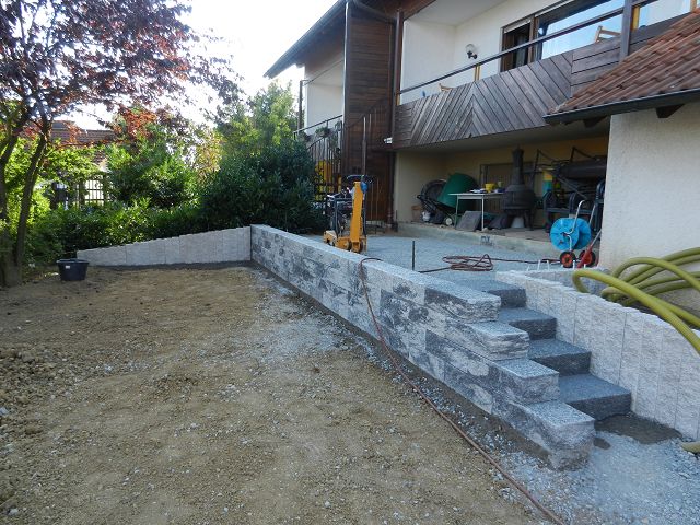 Mauer, Treppe und Planum der Terrasse sind hergestellt.