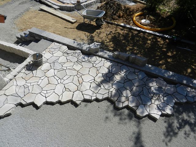 Terrassensteine werden verlegt.