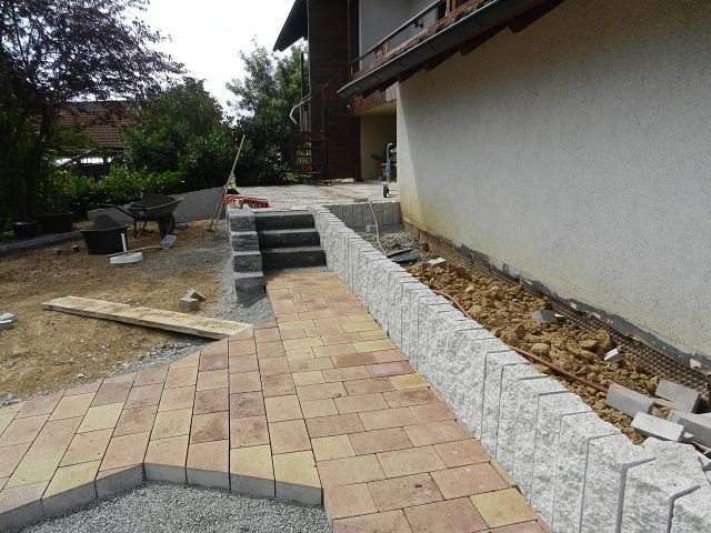 Wege und Rollkante werden verlegt.