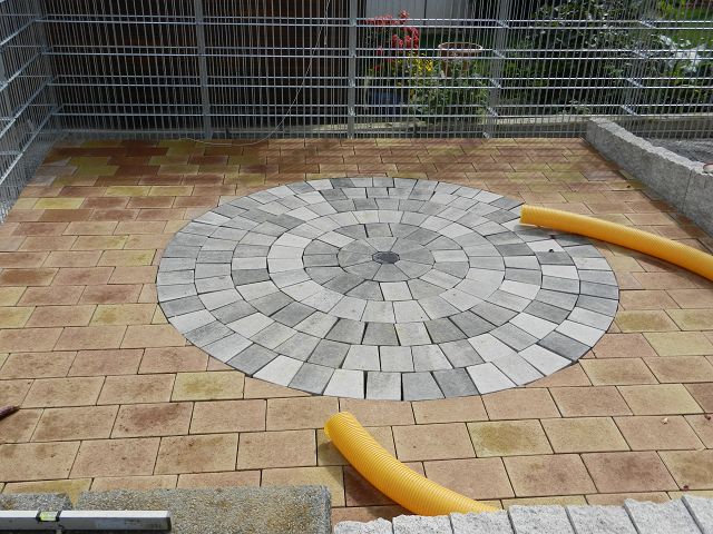 Darstellung Sonnenterrasse mit Pflasterkreis.