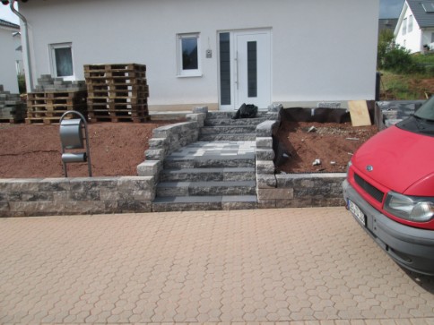 Blockstufenanlage zum Eingangsbereich des Hauses