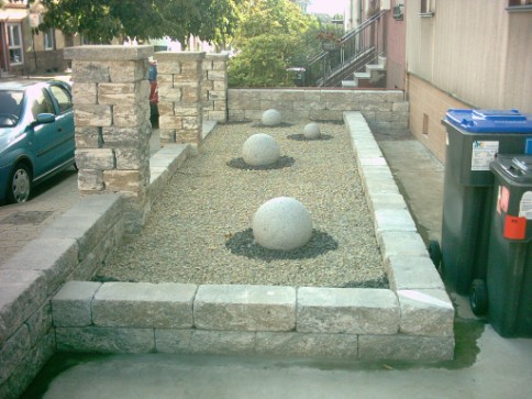 Darstellung eines Zierkiesgartens.