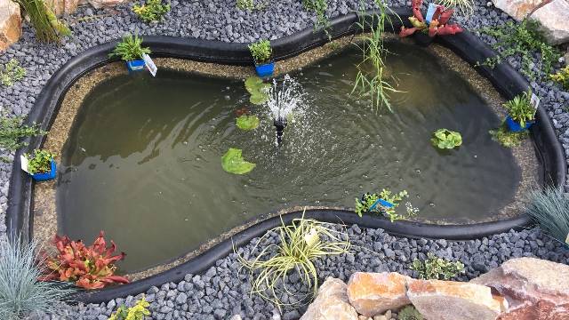 Ein kleiner Fertigteich mit Accessoires wurde erstellt