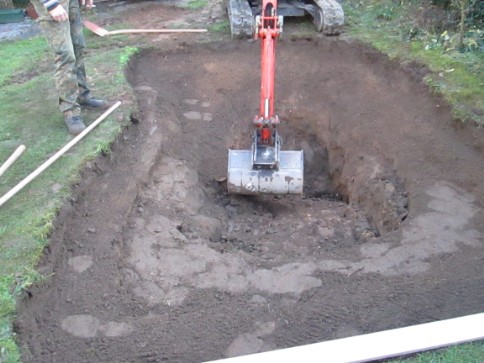 Ein Teich wird mit dem Bagger erstellt