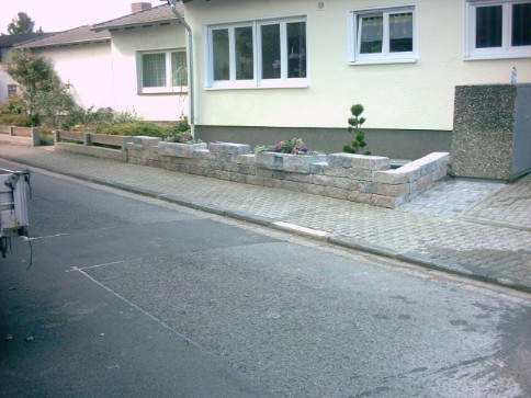 Darstellung einer Vorgartenmauer BossAntik Mauerblöcke muschelkalk.