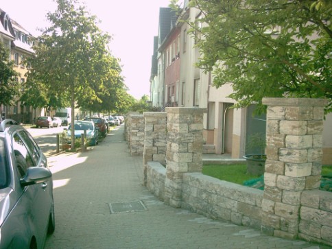 Darstellung einer Vorgartenmauer aus Vermont-Bruchsteinen