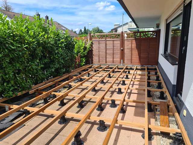 Aufbau der Holz-Unterkonstruktion für die Terrasse