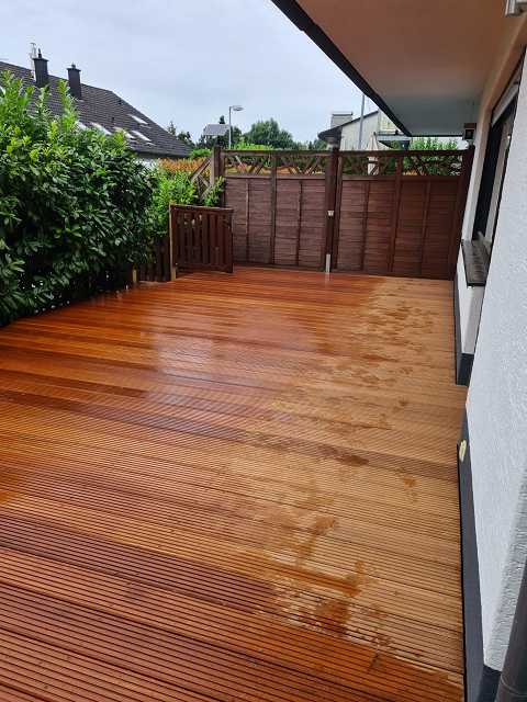 Fertige Holzterrasse im Garten