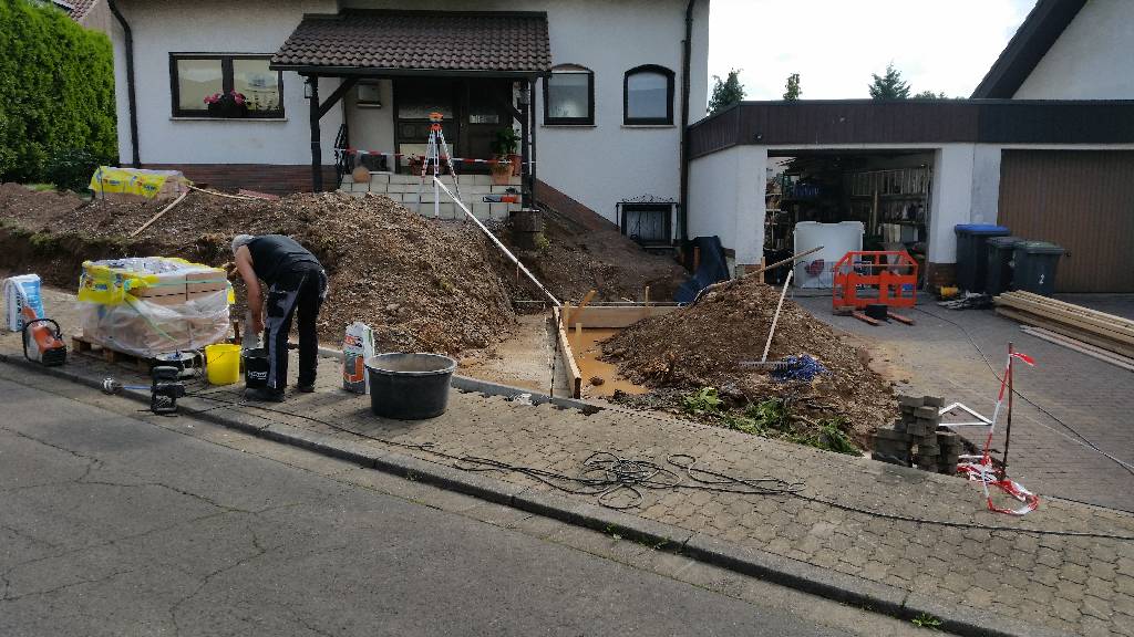Fundamente werden für die Mauer erstellt.