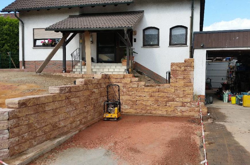 Das Planum für den neuen Autoabstellplatz wird erstellt.