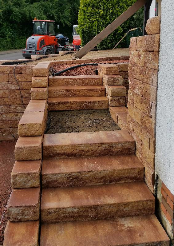 Der seitliche Treppenaufgang wird aufgebaut.