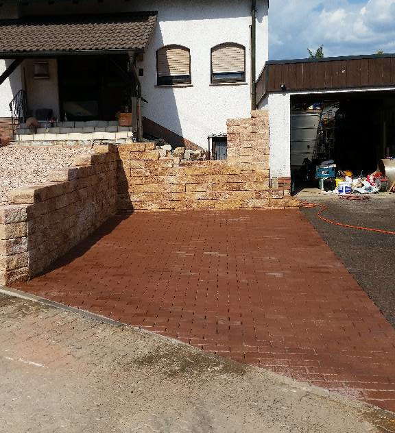 Der neue Autoabstellplatz ist fertiggestellt und kann benutzt werden.