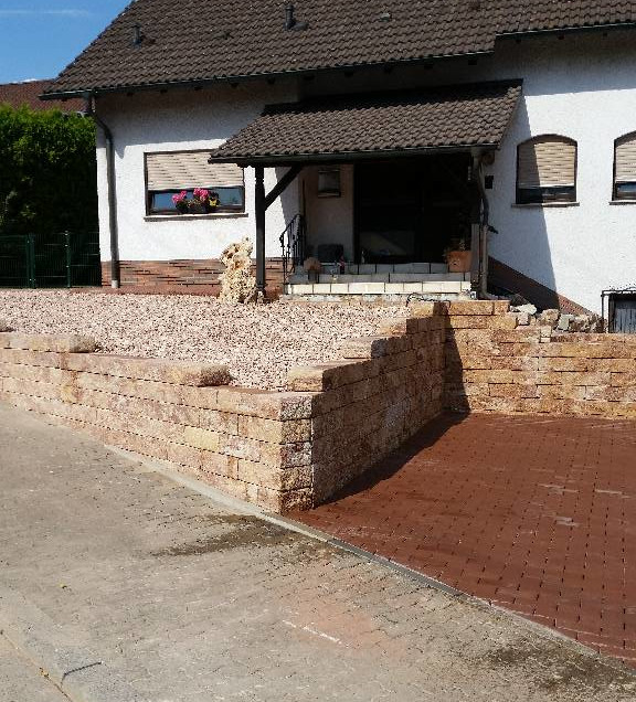 Der gewünschte Kies wurde in das Anwesen eingefüllt und verteilt.