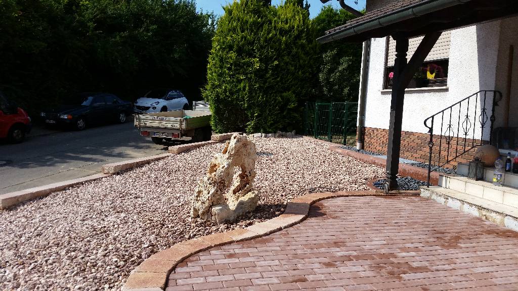 Blick auf den gepflasterten neuen Eingangsbereich.