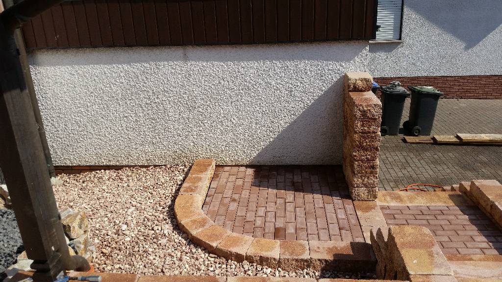 Blick auf den fertigen Mülltonnenstellplatz.